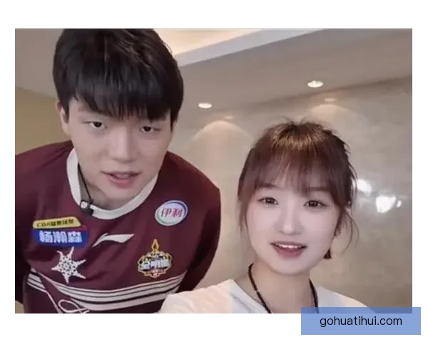 杨瀚森女友抱利拉德儿子转圈圈晒合影 幸遇你开心不已